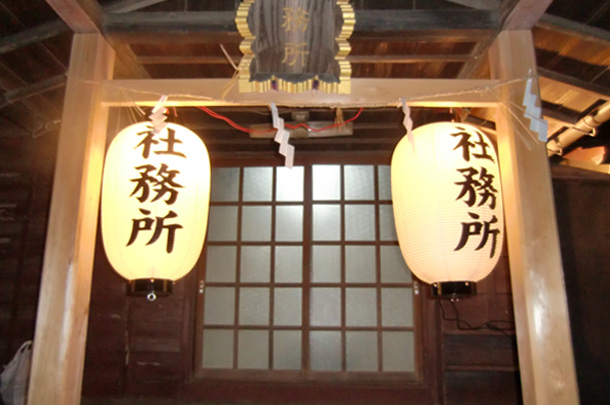 実績事例1469：神社様の社務所装飾用オリジナル和紙提灯を製作しました。