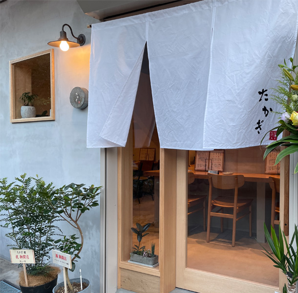 実績事例1535：おでん居酒屋様の店舗装飾用オリジナル店頭のれん　活用風景