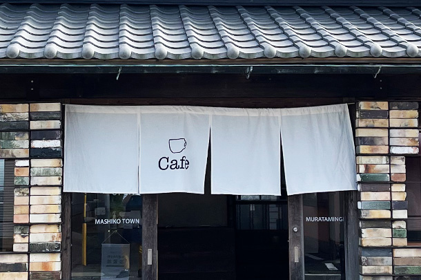 実績事例1538：カフェ様の店舗装飾用オリジナル店頭のれん　活用風景