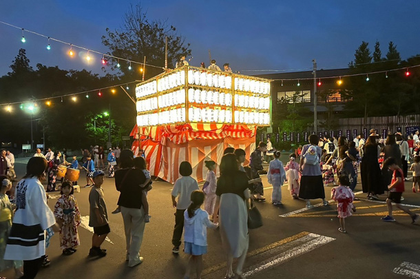 実績事例1581：盆踊り大会用オリジナル協賛提灯　活用風景5