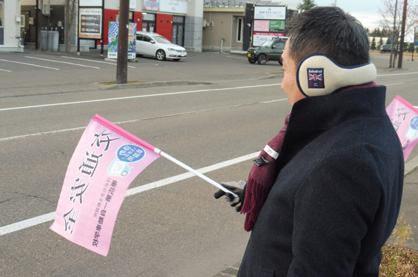 実績事例1615：自動車学校様のオリジナル交通安全用手旗　活用風景2