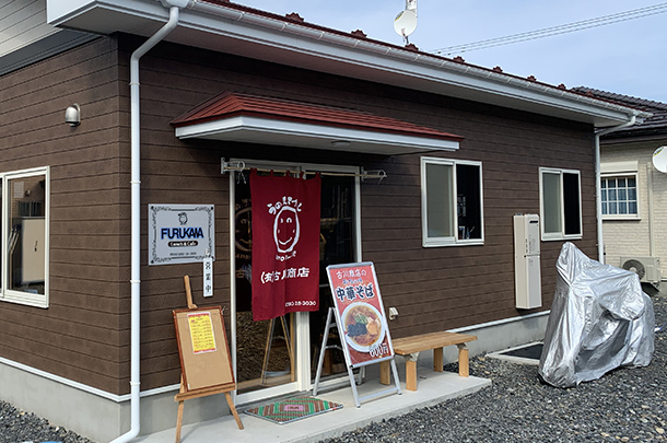 実績事例700：食堂のオリジナル店頭のれん　使用風景